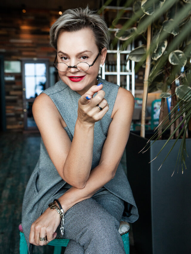 https://www.elenachava.com/wp-content/uploads/2024/01/3-foto-640x849.jpg